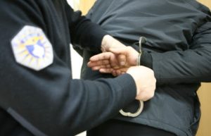 Policia arreston pesë persona nën dyshimin se ushtruan dhunë në familje