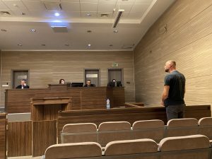Anulohet seanca gjyqësore ndaj zyrtarit korrektues të akuzuar për marrje ryshfeti