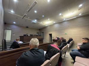 Dëgjohet një dëshmitarë si dhe administrohen provat në gjykimin ndaj ish noterit dhe një të akuzuarit